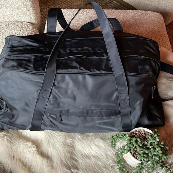 Like new black GAP duffel bag and travel toiletry travel bag - Picture 2 of 16